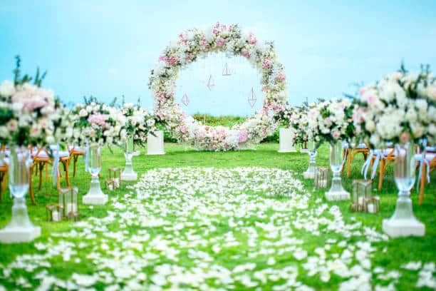 Ceremonia civil en el césped decorada con flores