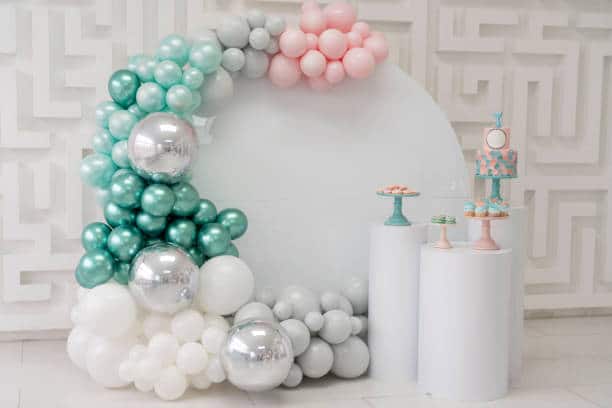 decoración con globos plateados, verdes y rosas