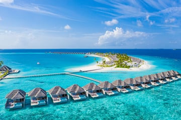 habitaciones de hotel sobre el agua azul de las islas maldivas