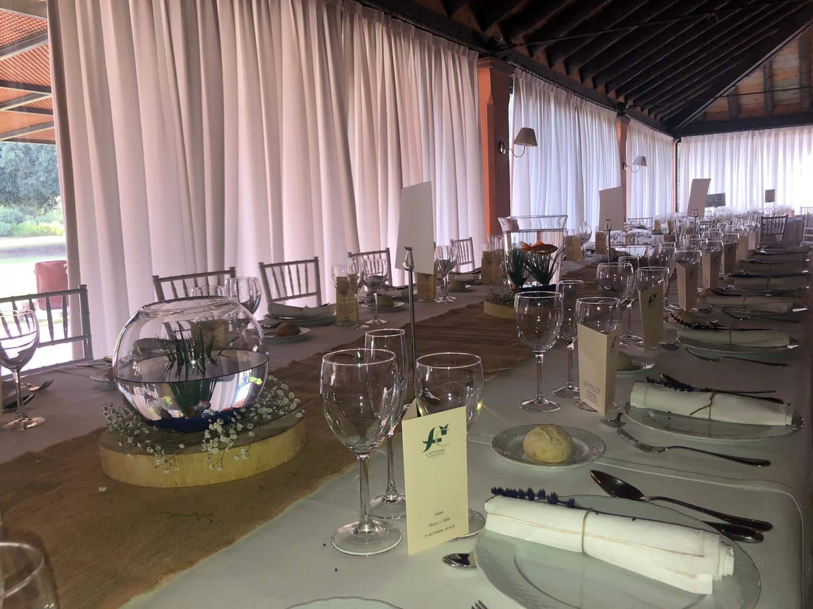 mesa imperial decorada con vajilla y centro de flores