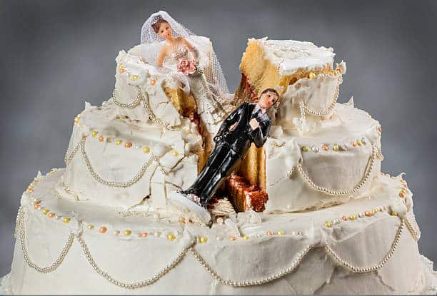Tarta de boda original con novios caidos dentro de un pastel roto