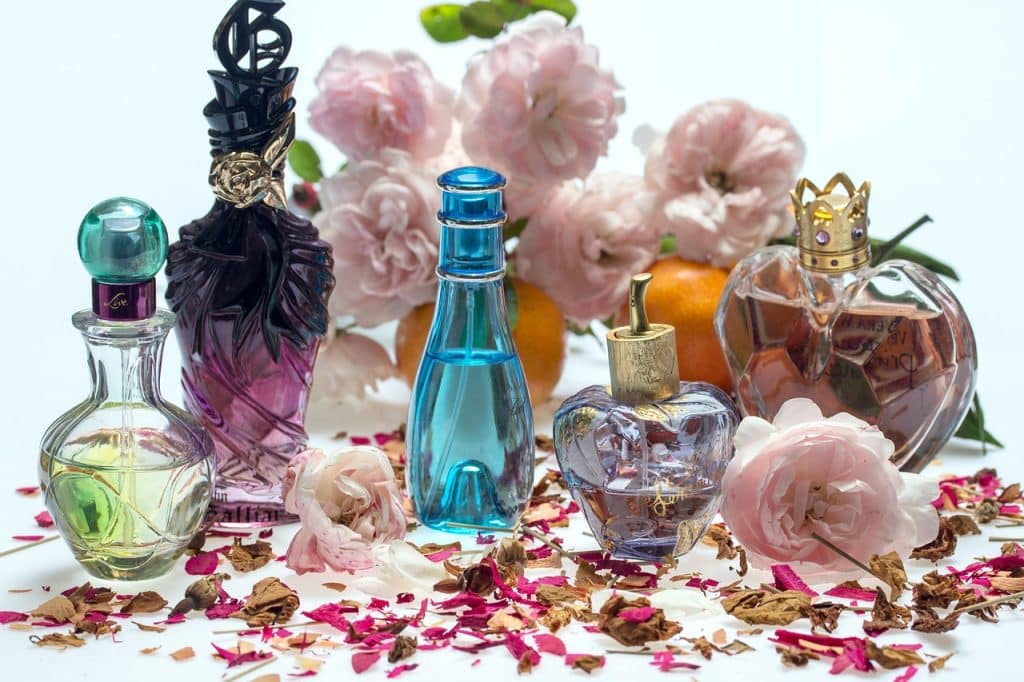 diferentes frascos de perfumes con flores