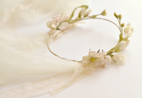 tocados de novia con flores de porcelana blancas