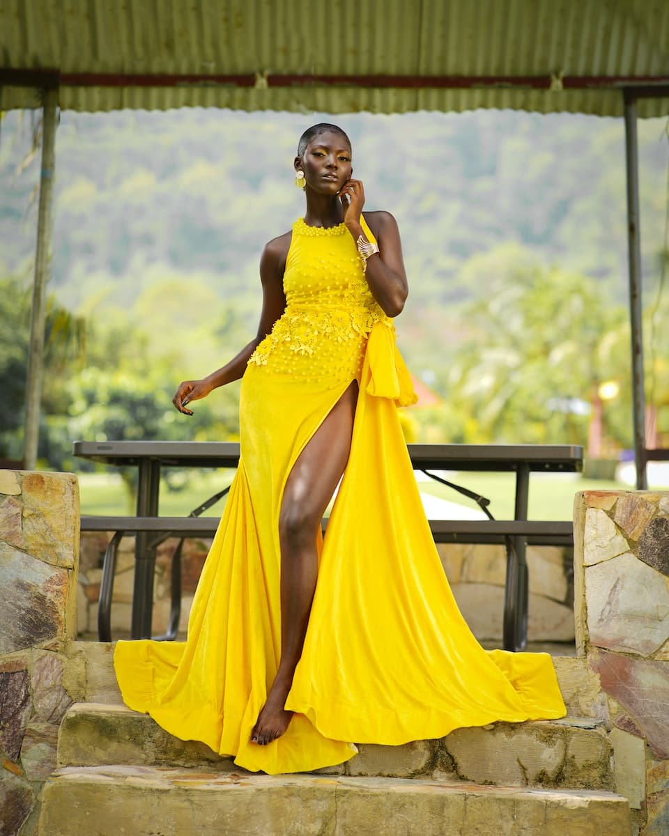 mujer con un vestido amarillo mostaza