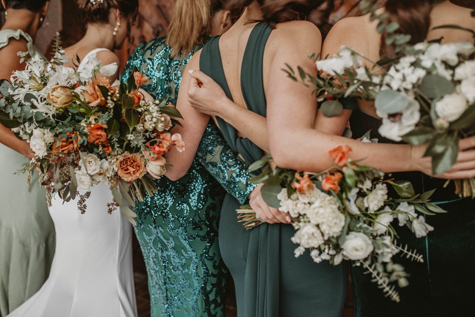 grupo de mujeres junto a una novia vestidas con color verde esmeralda