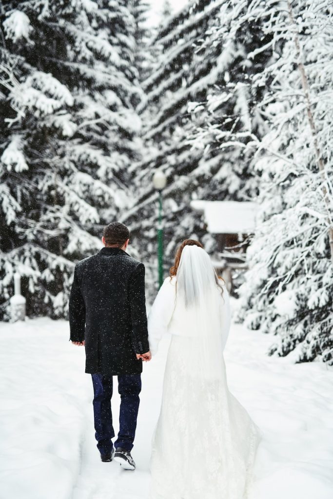 boda de invierno: novios caminando en la nieve