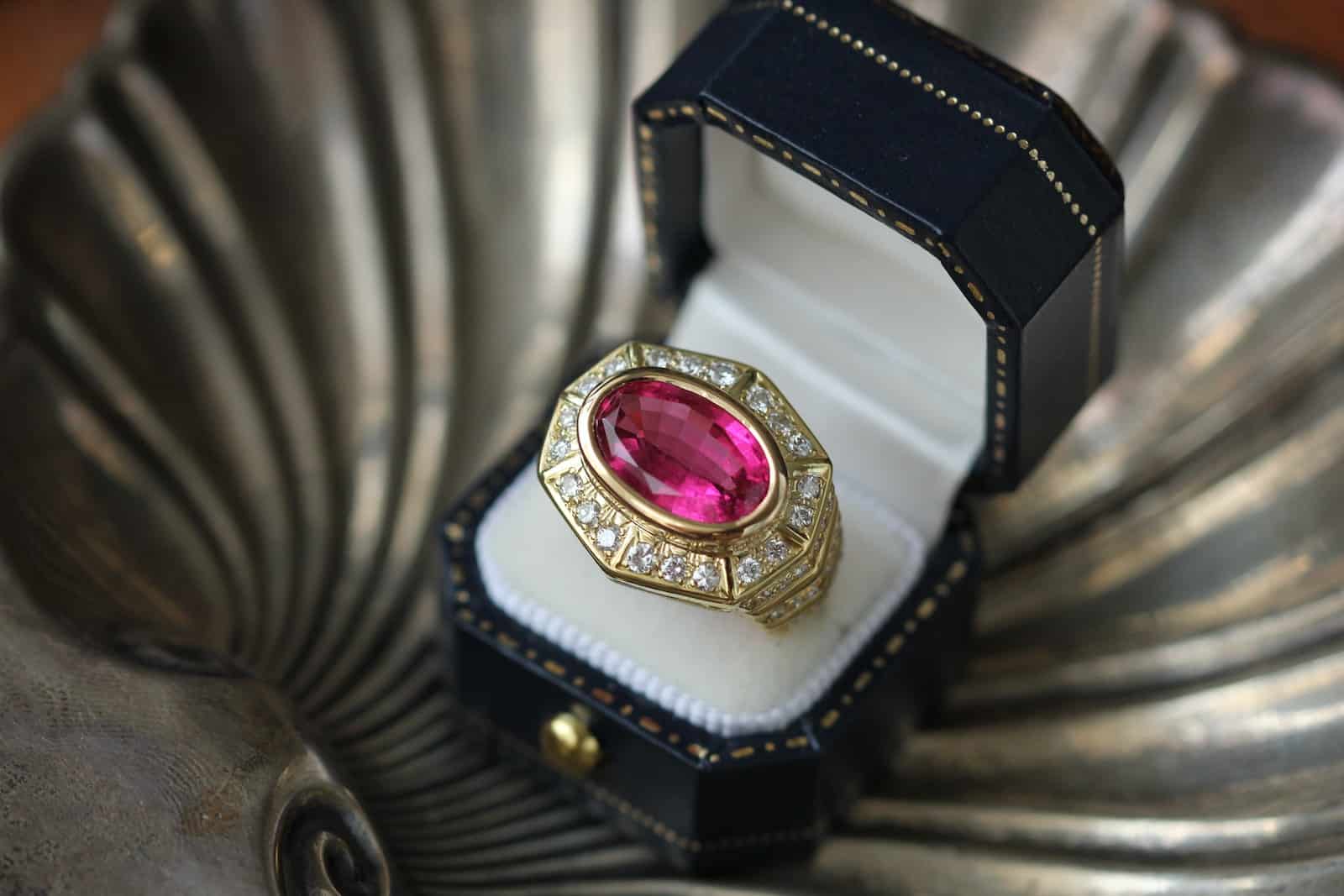 anillo de oro clásico con piedra rosa y diamantes