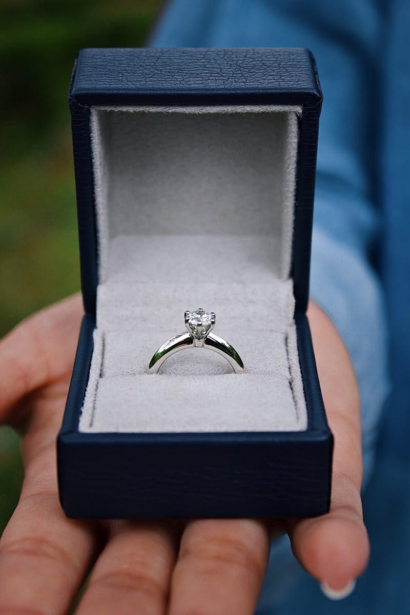 anillo de compromiso de diamantes de color plateado