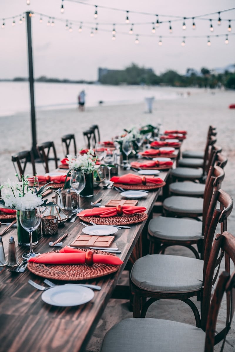 mesa de banquete de boda en la playa