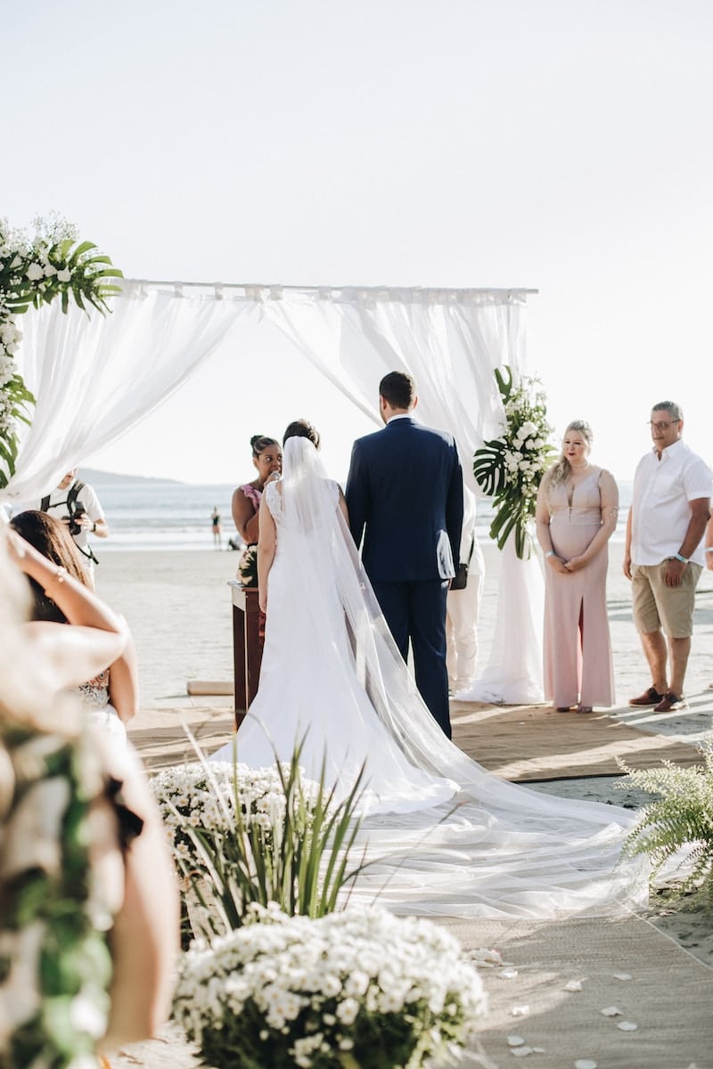 pareja de novios casandose en una boda en la playa