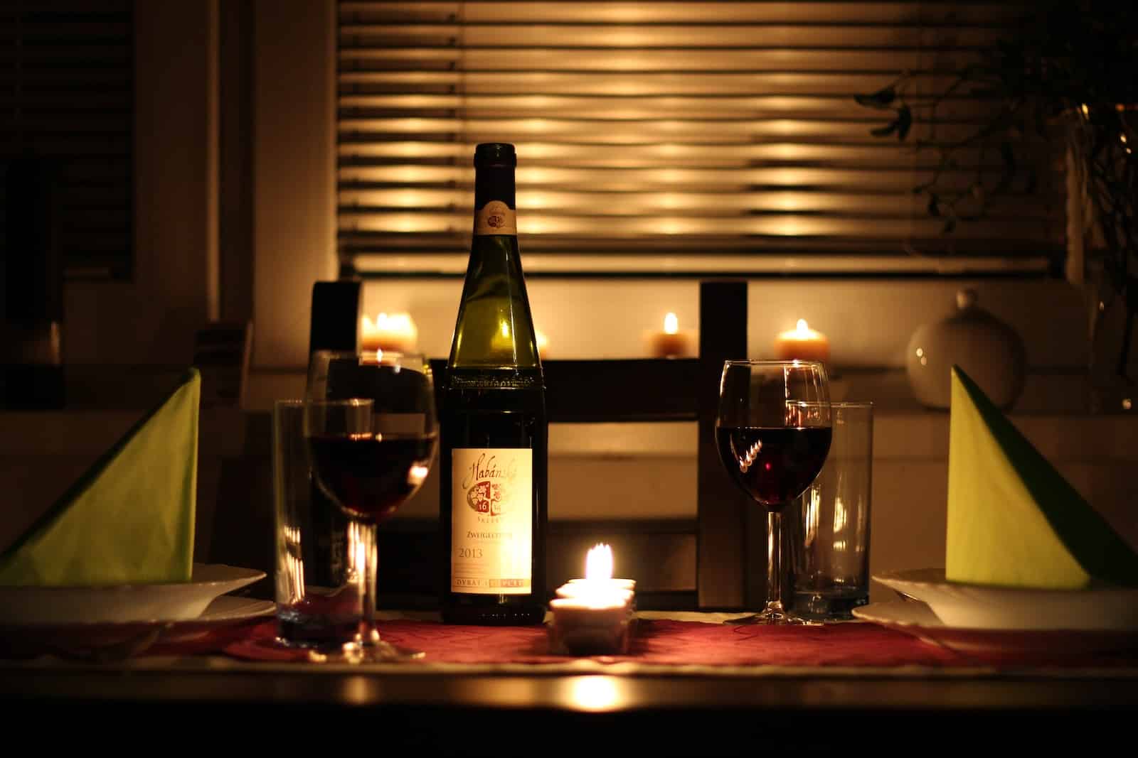 cena romántica en casa con vino