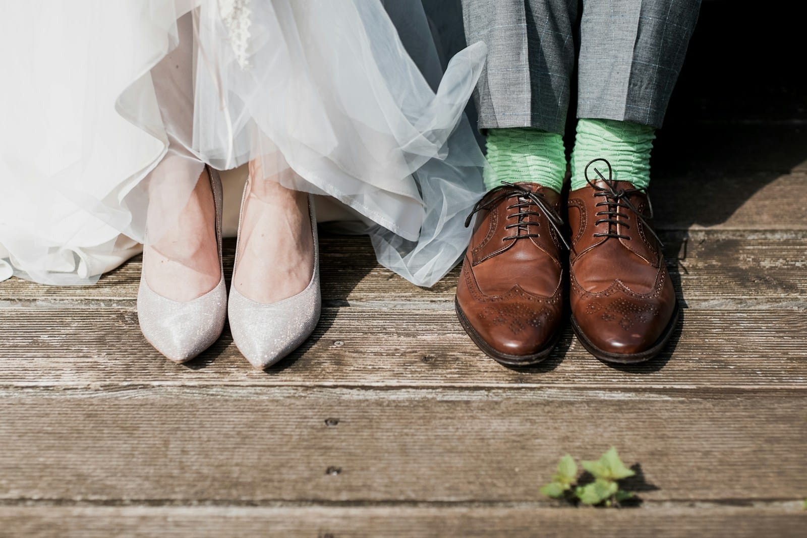 pareja con los pies en el suelo en primer aniversario de boda