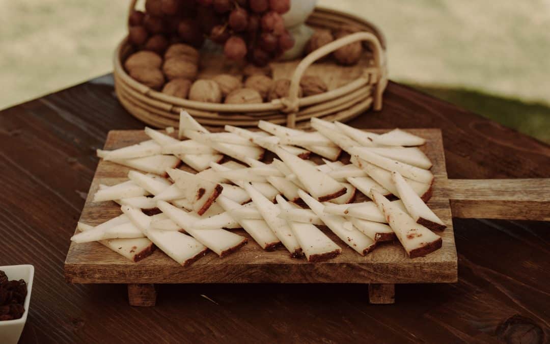 5 Tendencias de Mesa de Queso y Charcutería para Bodas: Elegancia y Sabor en la Recepción