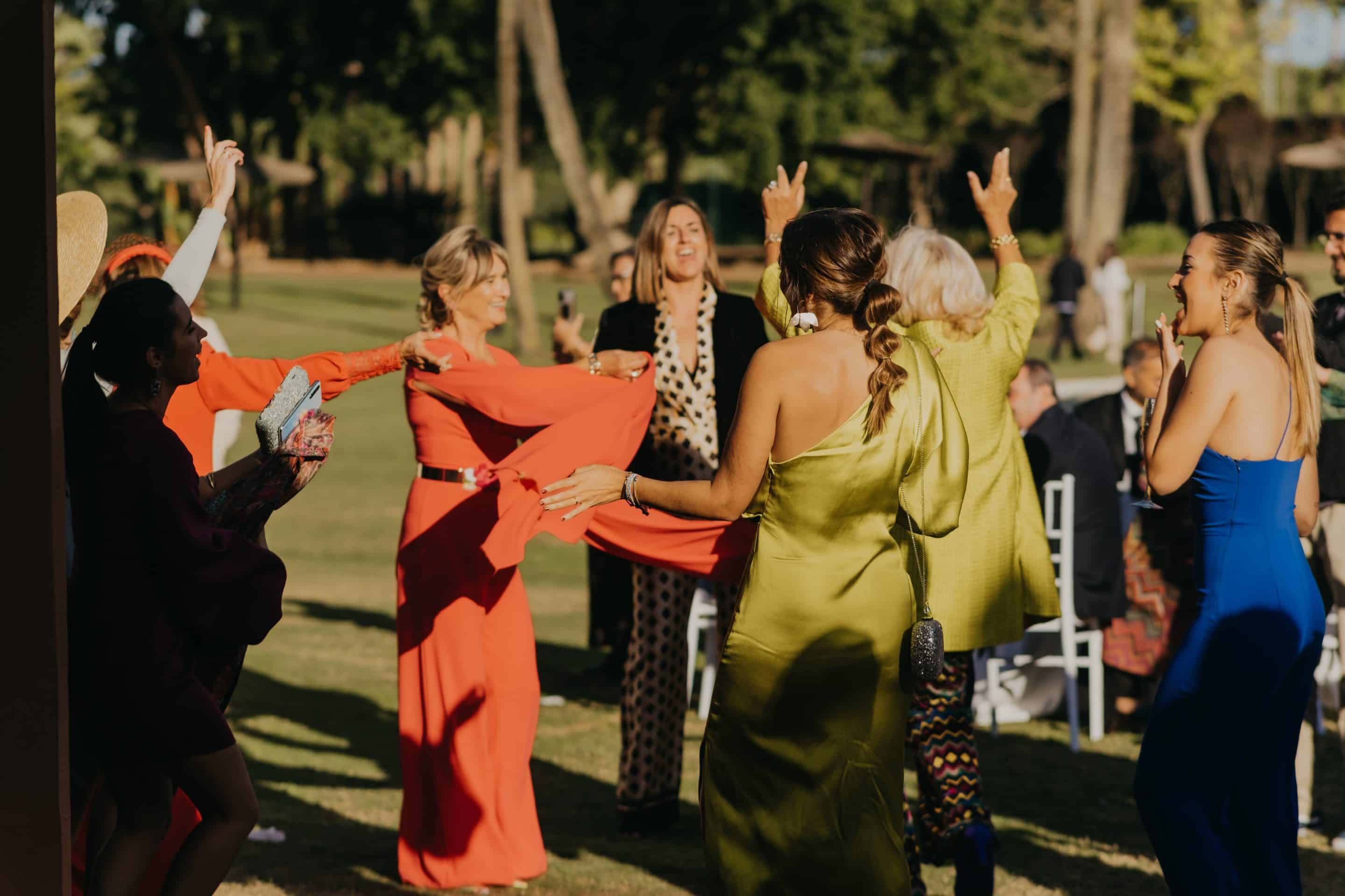 grupo de invitadas a una boda bailando y riendo