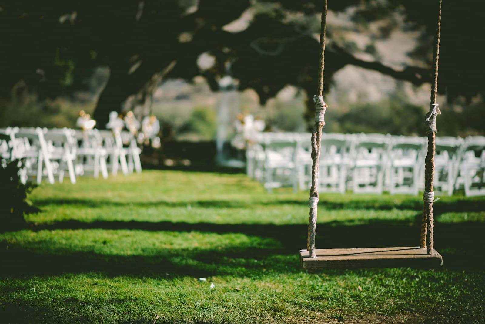 manejar el estrés en una boda, montaje de ceremonia y columpio