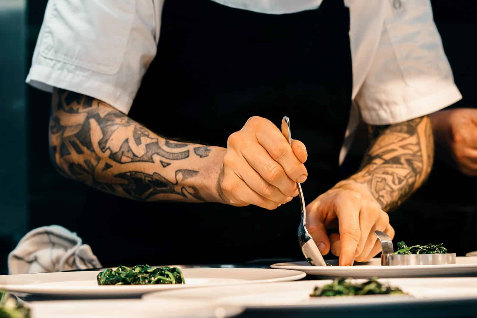 cocinero poniendo comida en un plato