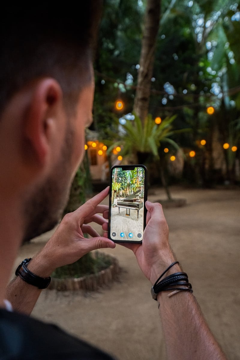 hombre sosteniendo un teléfono con realidad aumentada en la pantalla