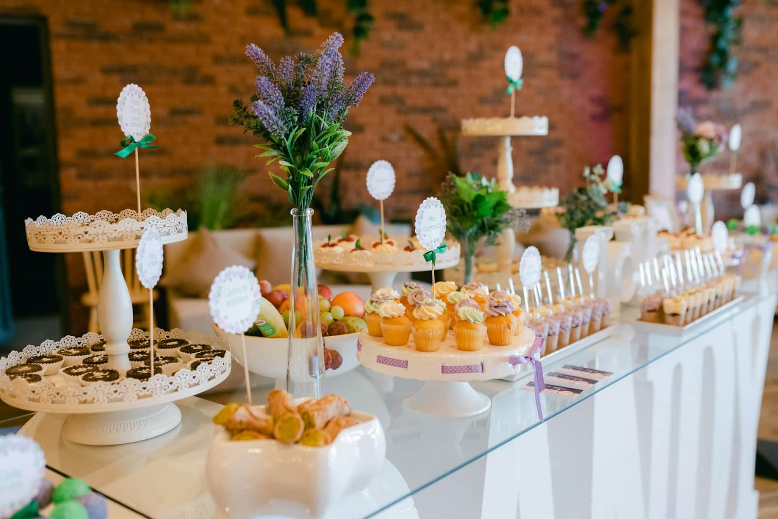 mesa dulce en blanco y con pasteles