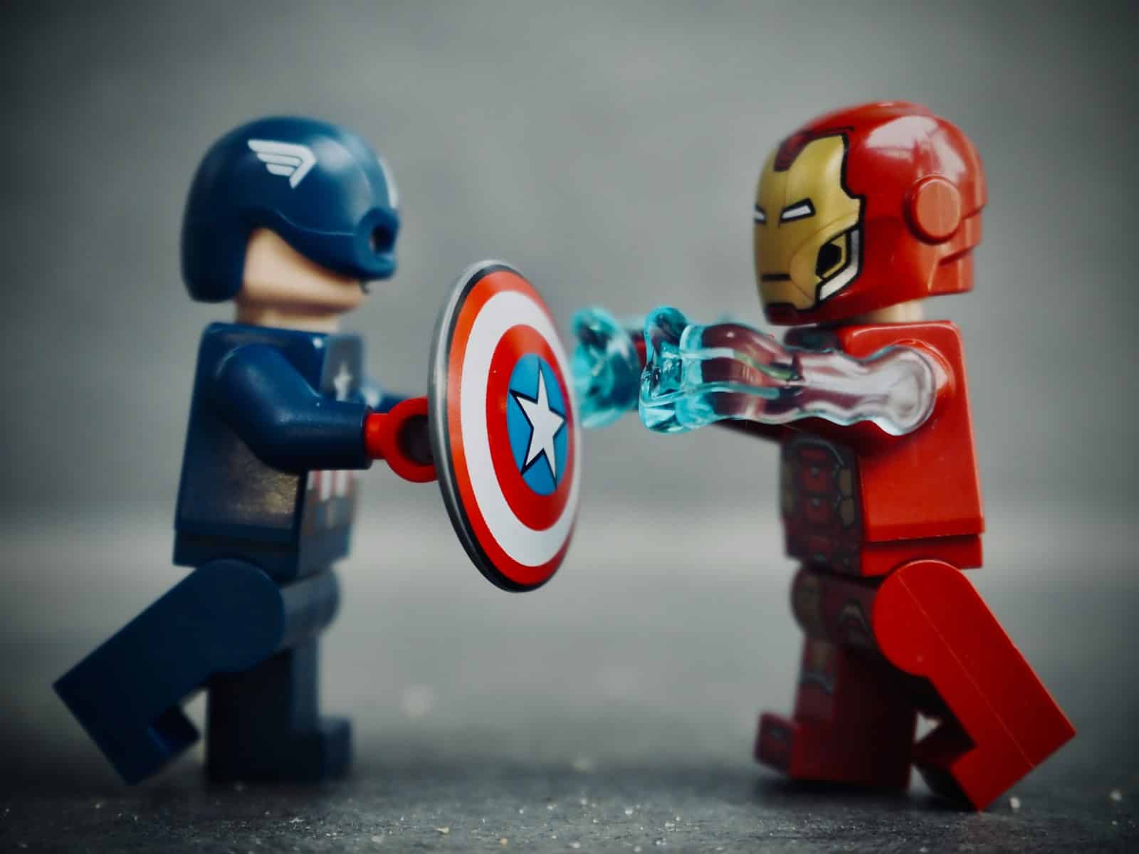 dos piezas de legos de superhéroes luchando entre ellos