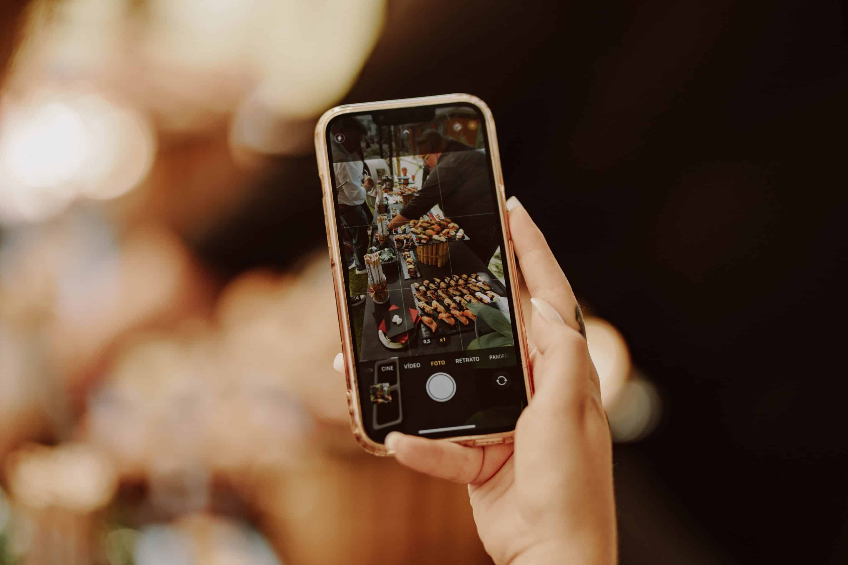 estación de sushi a través de la pantalla de un teléfono en catering acs