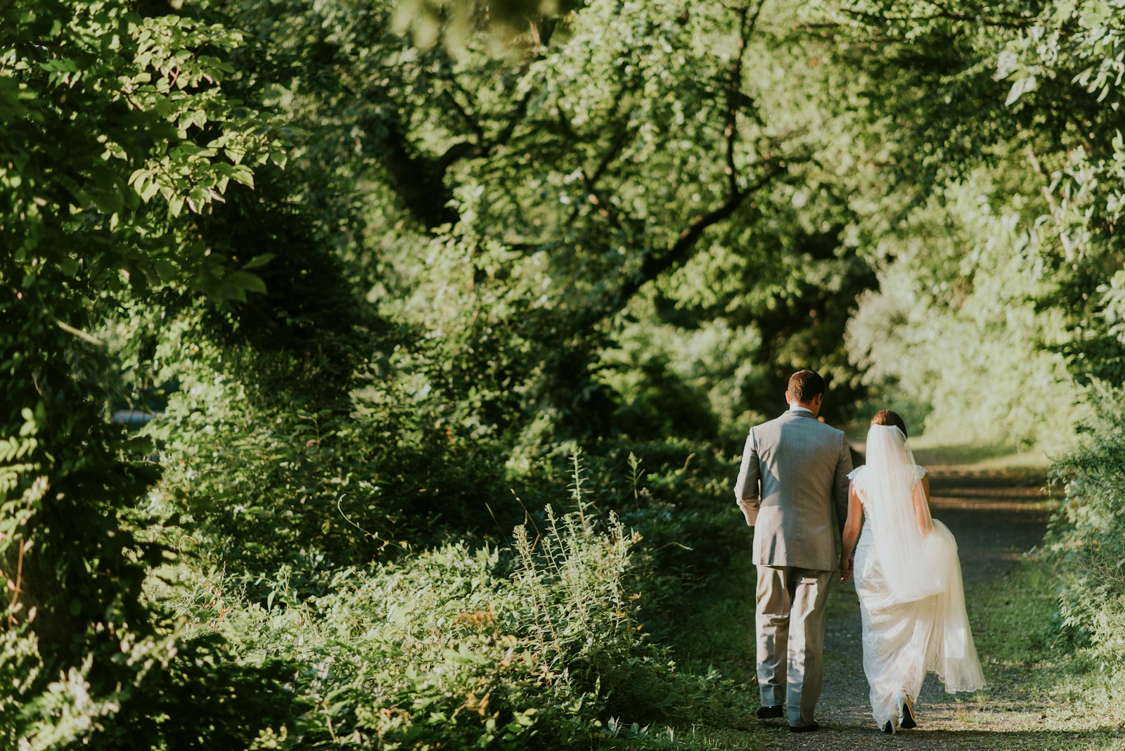 pareja de novio y novia andando por el bosque en una bodas íntimas