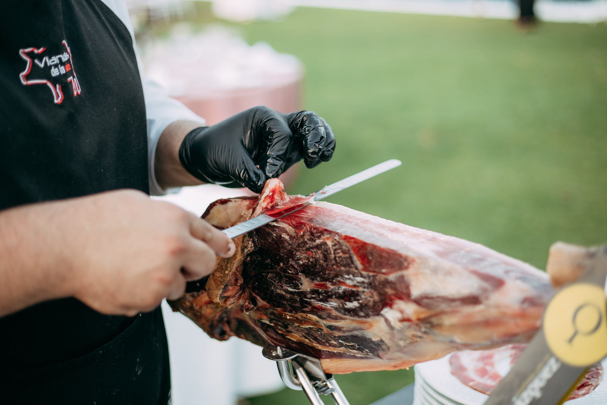 cortador de jamón sacando lonchas en catering acs