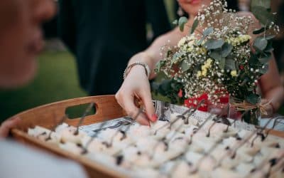 Cómo Planificar un Cóctel de Bienvenida Inolvidable:  5 Tips sobre la organización y selección de aperitivos que marquen el inicio perfecto de la boda.