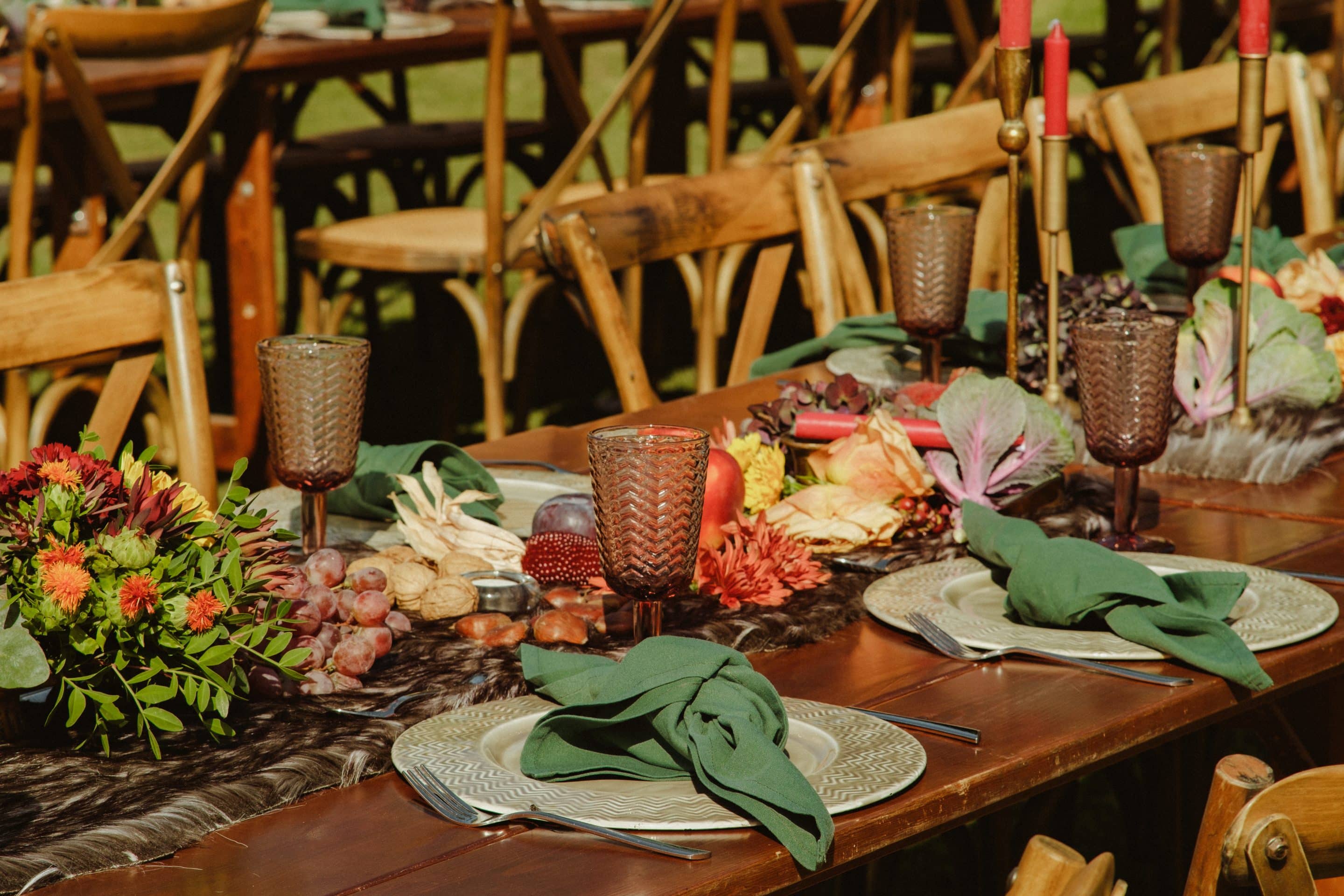 mesa en tonos terracotas con dorados y detalle de servilleta verde oliva