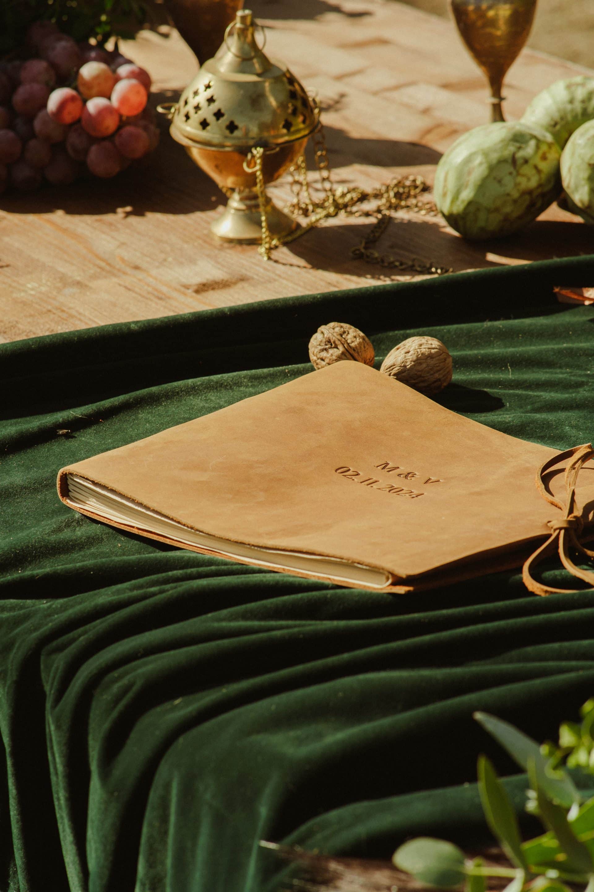 libro de firmas con elementos naturales