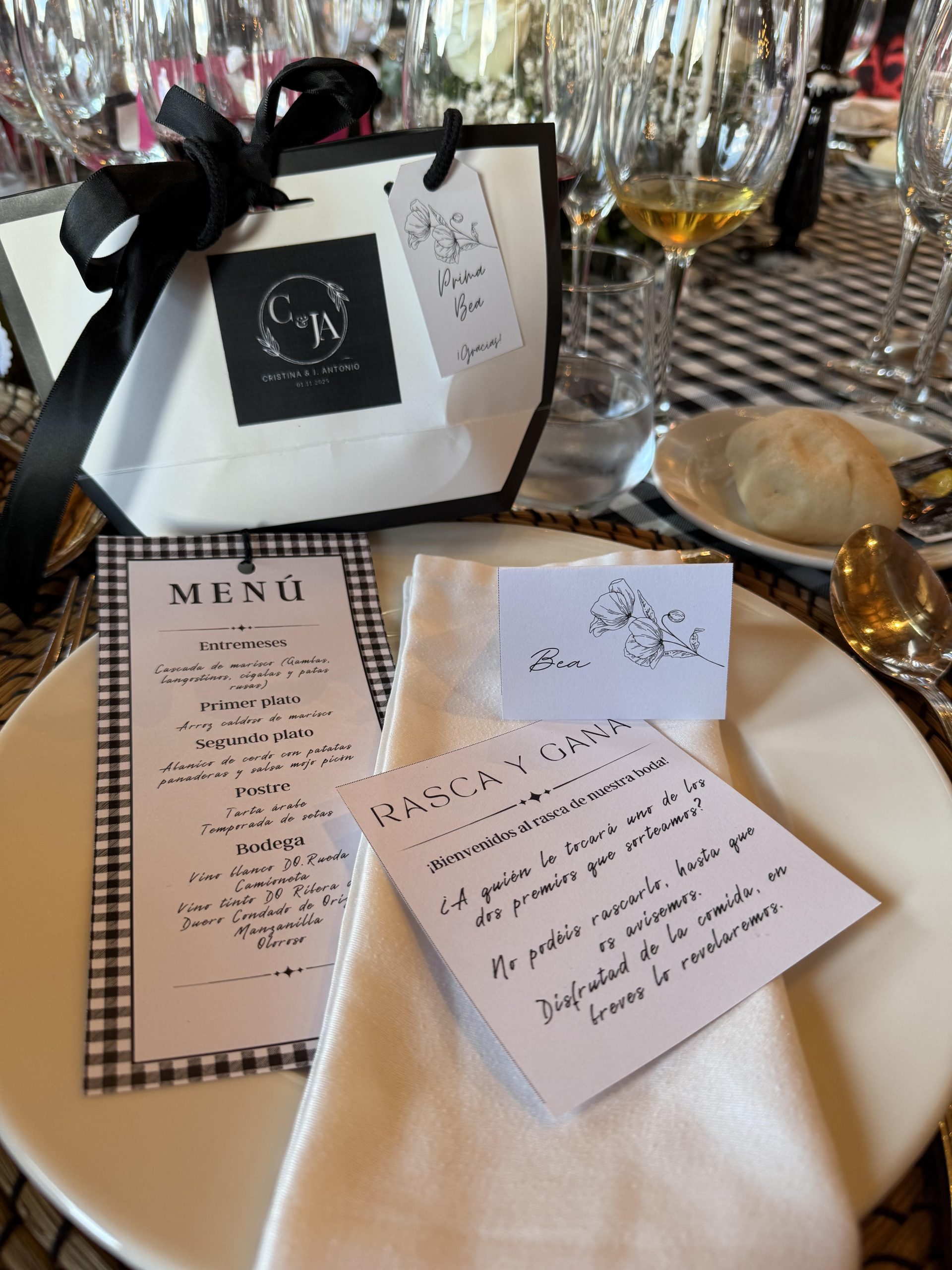 MESA ORIGINAL CON DETALLES PERSONALIZADOS EN BLANCO Y NEGRO